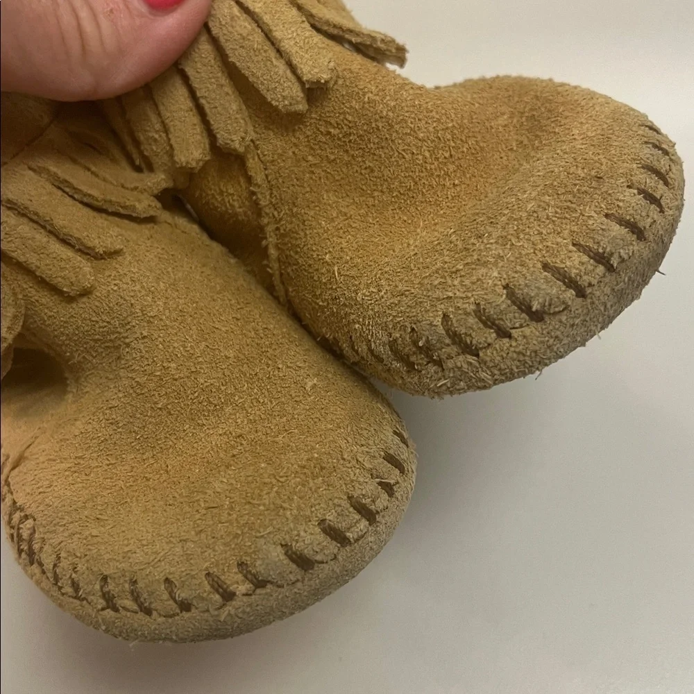 Minnetonka Tan Baby leather Moccasins with Fringe preowned size 4 unisex item